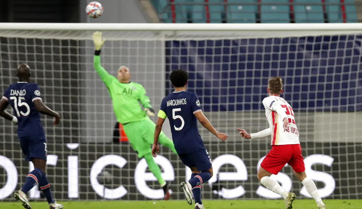 Kiper Paris Saint-Germain Keylor Navas (kedua kiri) melakukan penyelamatan di depan pemain RB Leipzig Daniel Olmo (kanan) pada pertandingan Grup H Liga Champions di RB Arena, Leipzig, Jerman, Rabu (4/11/2020). RB Leipzig menang 2-1. (AP Photo/Michael Sohn)