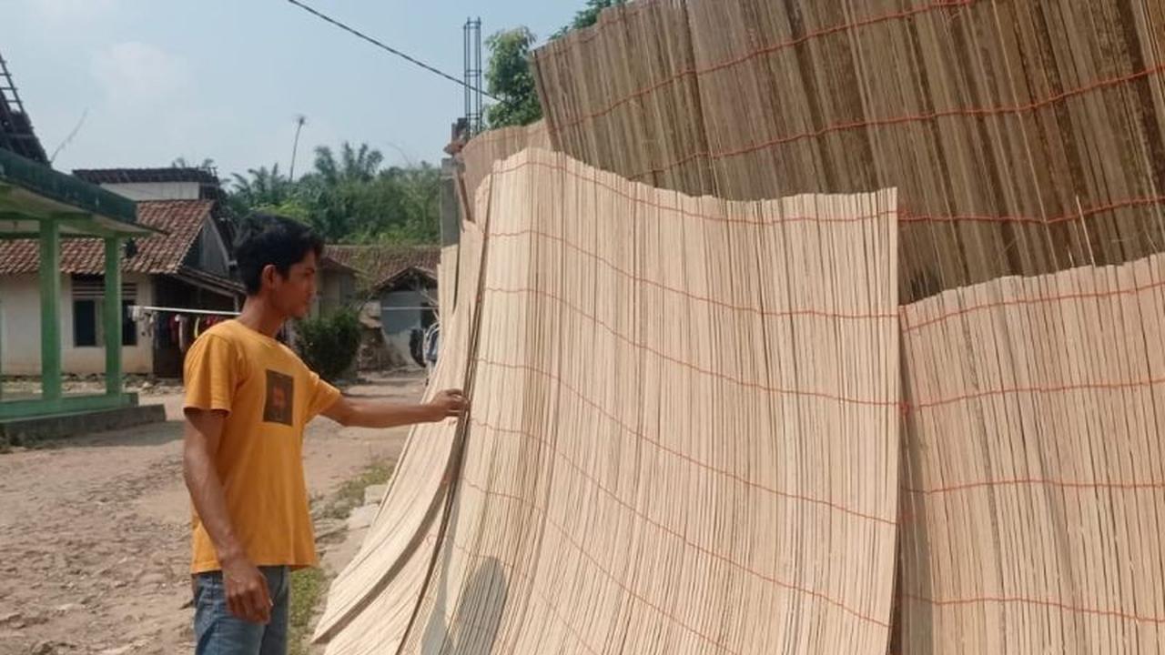 Omzet Perajin Tirai Sawit Lebak Meroket 100 Persen di Musim Kemarau, Permintaan Melonjak Hingga Jakarta