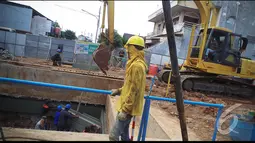 Karena proses pengeboran menyebabkan getaran yang menyebabkan ketenangan warga sekitar terganggu, Jakarta, Minggu (10/8/2014) (Liputan6.com/Faizal Fanani)