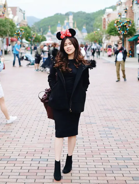 Di akun Instagramnya, wanita 25 tahun ini kerap memosting foto-foto dirinya dengan gaya kasual. Ia selalu tampil simpel namun tetap stylish. Busana yang ia kenakan pun bisa menjadi inspirasi OOTD. (Liputan6.com/IG/@melisahart_)