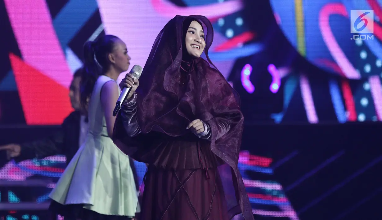Penyanyi Fatin Shidqia Lubis menutup cerita drama musikal Anak Langit pada perayaan HUT Ke-27 SCTV di JIExpo Kemayoran, Jakarta, Kamis (24/8) malam. Penyanyi jebolan pencarian bakat ini membawakan lagu berjudul "Away". (Liputan6.com/Herman Zakharia)