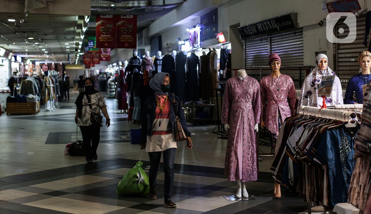 Warga melihat - lihat dan berbelanja di Pasar Tanah Abang, Jakarta, Selasa (27/7/2021). Dengan kembalinya dibuka Pasar Tanah Abang penjual mengeluhkan pembeli yang sangat sepi akibat peraturan baru yang mewajibkan menunjukkan kartu vaksin Covid-19 saat hendak berbelanja. (Liputan6.com/Johan Tallo)