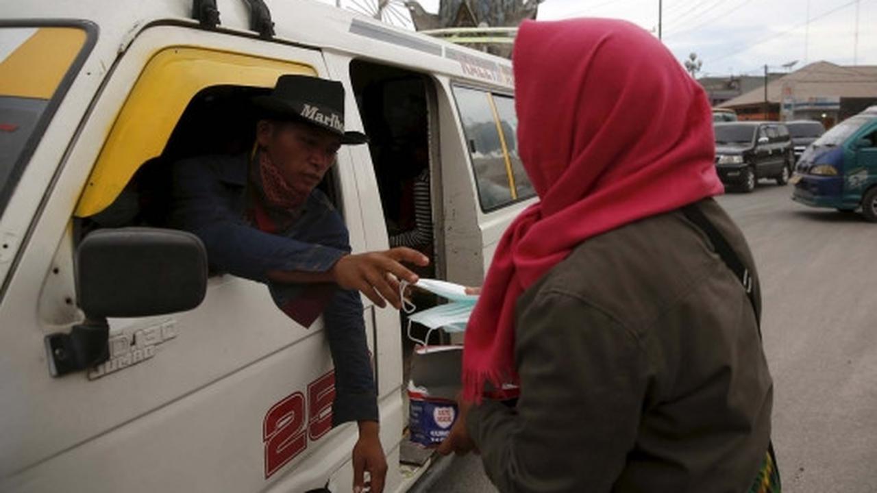 Warga Karo beraktivitas pakai masker di tengah letusan Sinabung