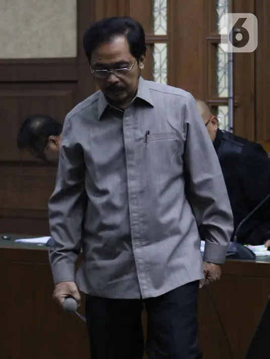 Mantan Gubernur Kepulauan Riau, Nurdin Basirun saat menjalani sidang pembacaan dakwaan di Pengadilan Tipikor Jakarta, Rabu (4/12/2019). Nurdin Basirun didakwa menerima gratifikasi Rp4,22 miliar dari berbagai pihak selama masa jabatannya dalam kurun waktu 2016-2019. (Liputan6.com/Helmi Fithriansyah)