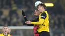 Pemain Borussia Dortmund, Yannik Luka (kanan) berduel dengan pemain Bayer Leverkusen Nathan Tella Karim Adeyemi pada laga lanjutan Bundesliga 2024/2025 di Signal Iduna Park, Dortmund, Jerman, Sabtu (11/01/2025) WIB. (AP Photo/Martin Meissner)