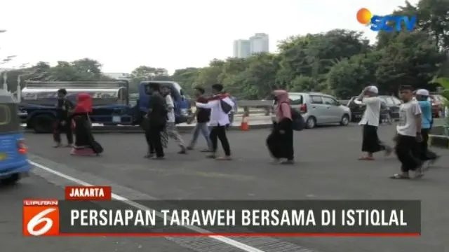 Pengelola Masjid Istiqlal telah menyiapkan seluruh sarana agar acara taraweh bersama berjalan lancar termasuk panggung.