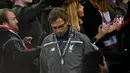 Pelatih Liverpool, Jurgen klopp terlihat sedih usai menerima medali runner up pada final liga Europa di Basel, Swiss (19/5). Liverpool kalah dari Sevilla dengan skor memalukan 3-1. (REUTERS /Dylan Martinez)