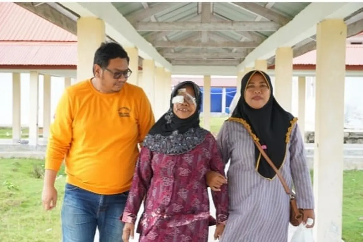 Mugiah, 63 Tahun, Salah Satu Pasien Katarak yang Kini Sudah Dapat Melihat dengan Jelas Lagi. Saat Mengalami Katarak, Mugiah Tidak Bisa Beraktivitas karena Harus Ditopang oleh Anak dan Orang di Sekitarnya (Dokumen: ERHA)
