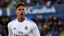 4. Raphael Varane (Real Madrid) - Pemain berusia 27 tahun ini tampil apik dan membawa Real Madrid meraih trofi juara Liga Spanyol musim ini. Bersama Sergio Ramos, Raphael Varane menjadi duet tangguh di lini pertahanan Real Madrid. (AFP/Oscar Del Pozo)