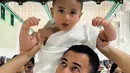 <p>Saat Rayyanza mulai kelelahan, Raffi langsung sigap menggendong si bungsu di pundaknya. (Foto: Instagram/ raffinagita1717)</p>