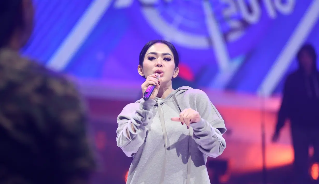 Syahrini saat menjalani latihan jelang tampil nanti malam. Selalu ada yang berbeda dari Syahrini saat menjadi tampil dalam malam puncak SCTV Music Awards2018. (Nurwahyunan/Bintang.com)