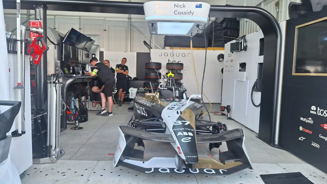 Mengenal Mobil Balap Listrik Super Cepat Jaguar di Formula E Jakarta (Arief A/Liputan6.com)