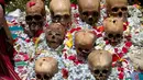 Sejumlah tengkorak manusia ditaburi bunga saat Festival Natitas di La Paz, Bolivia (8/11). Ritual ini digelar seminggu setelah Hari Mati di Bolivia. (AP Photo/Juan Karita)