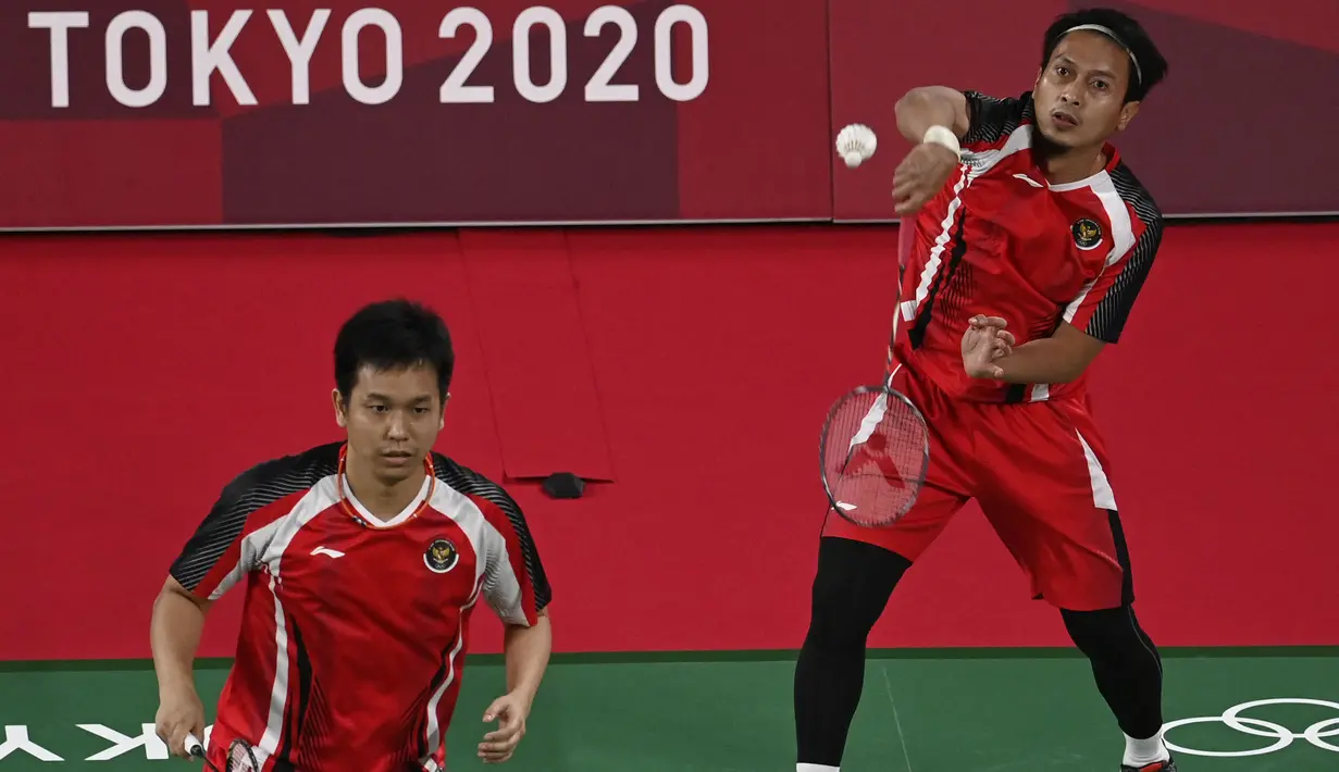 Pasangan Ahsan/Hendra mengawali gim pertama tanpa mengalami banyak perlawanan dari pasangan Malaysia. Hingga interval gim pertama, papan skor tercatat menunjukkan 11-7. (Foto: AFP/Alexander Nemenov)