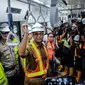 Gubernur DKI Jakarta Anies Baswedan saat mencoba Moda Raya Terpadu (MRT) dari Stasiun Bundaran HI-Lebak Bulus, Jakarta, Senin (10/12). Anies terlihat banyak tersenyum selama perjalanan. (Liputan6.com/Faizal Fanani)