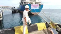 Bupati Pasangkayu Agus Ambo Djiwa saat melakukan ekpor perdana di Pelabuhan Tanjung Bakau. (Foto: :Liputan6.com/Abdul Rajab Umar)