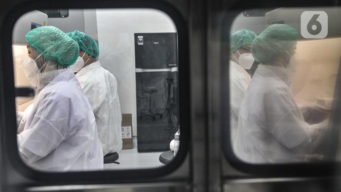 FOTO: Melihat Pemeriksaan Sampel Tes PCR Covid-19 di ...