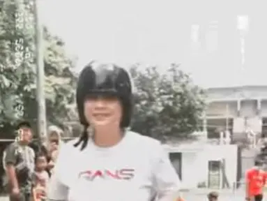 Nagita Slavina, ikut lomba balap karung dengan helm. Ia kalah karena ribet dengan helmnya yang tak bisa masuk kepalanya. (Foto: Instagram/@chevirgo)