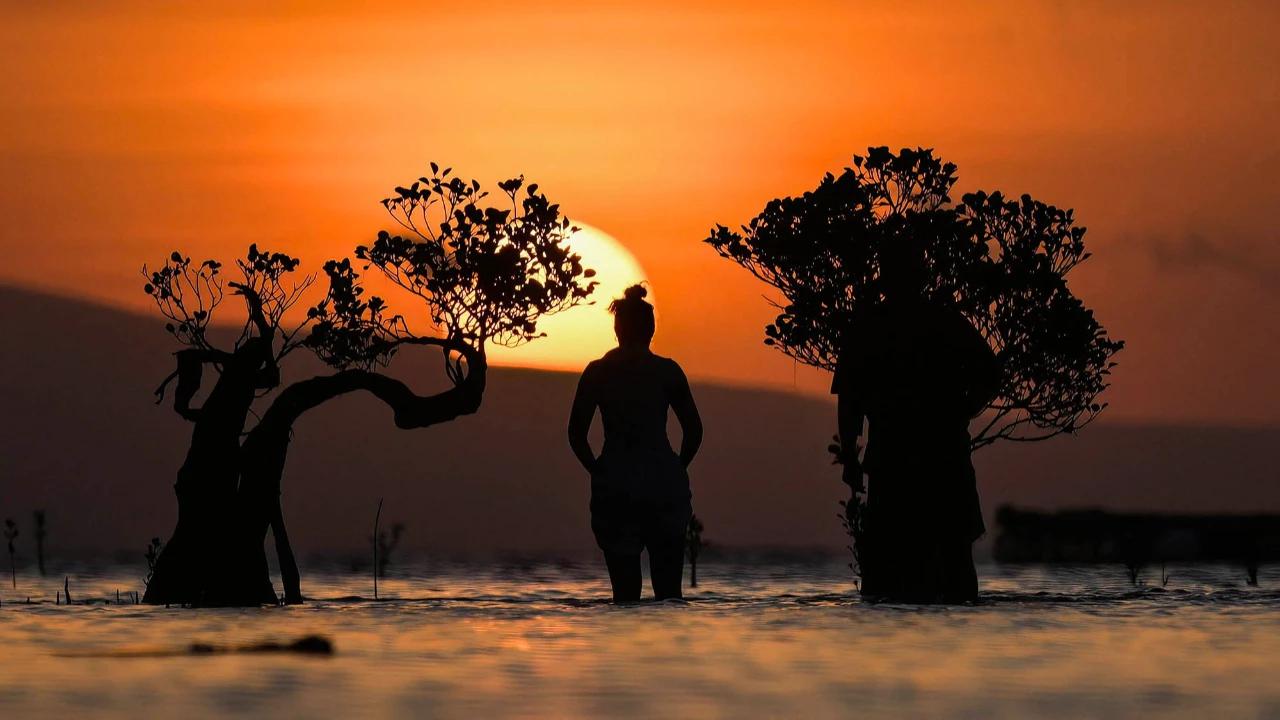 FOTO: Senja Pantai Walakiri Memikat Wisatawan di Sumba Timur