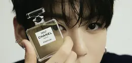 CHANEL Fragrances memperlihatkan perjalanan Jung Kook sebagai figur global yang tidak hanya dikenal lewat musik, tetapi juga mampu menghadirkan cerita dan inspirasi melalui dunia fashion serta wewangian.(doc.CHANEL)