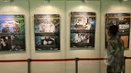 Pengunjung melihat foto Konferensi Asia-Afrika 1955 koleksi Arsip Nasional Republik Indonesia di Jakarta Covention Center, Senin (19/4/2015). Pameran tersebut merupakan rangkaian dari acara KAA 2015. (Liputan6.com/Herman Zakharia)
