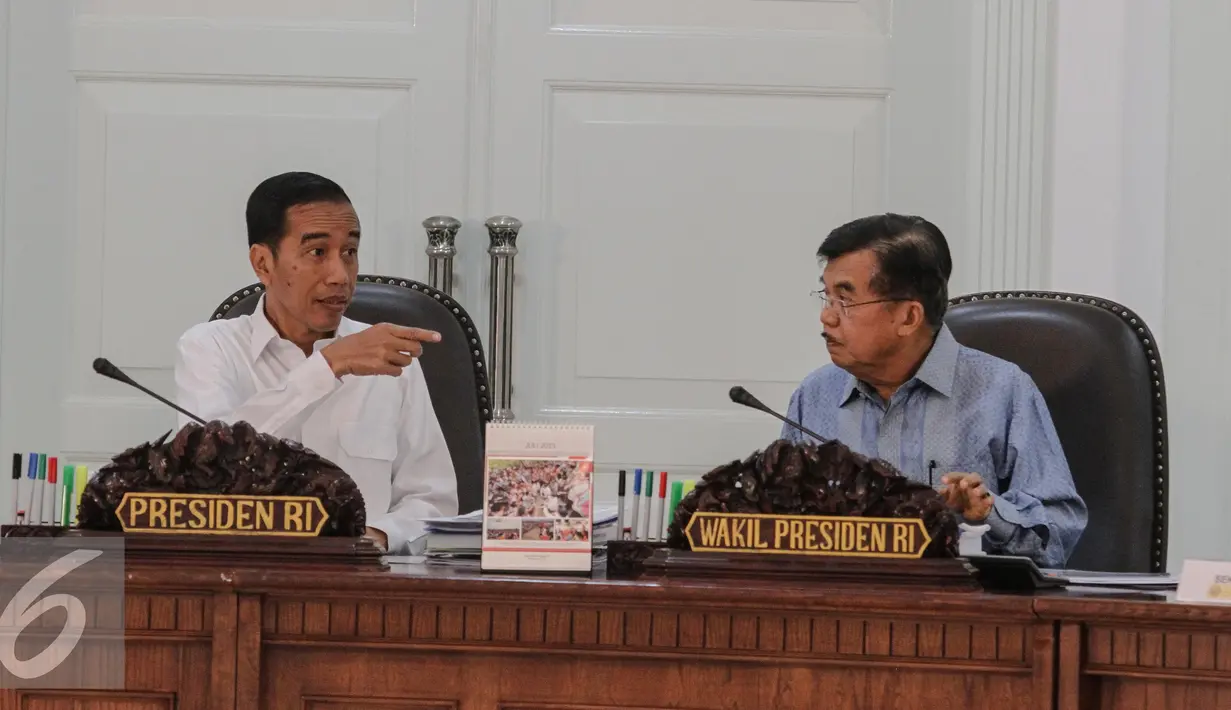 Presiden Jokowi dan Wapres Jusuf Kalla saat menghadiri sidang kabinet paripurna, Jakarta, Senin (6/7/2015). Sidang tersebut membahas Draft Nota Keuangan dan Postur RAPBN 2016 dan Persiapan Lebaran 2015. (Liputan6.com/Faizal Fanani)