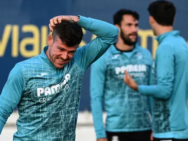 Bek Villarreal, Alberto Moreno menghadiri sesi latihan di Ciudad deportiva Villarreal di Vila-Real menjelang laga Liga Champions, Senin (1/11/2021). Villarreal akan menjamu Young Boys pada matchday 4 Grup F Liga Champions 2021/22, Rabu (3/11) WIB di Estadio de la Ceramica (JOSE JORDAN / AFP)