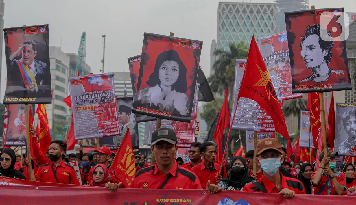 Massa buruh yang tergabung dalam Gerakan Buruh Bersama Rakyat (GEBRAK) menggelar demo di kawasan di Patung Kuda, Jakarta Pusat, Kamis (20/10/2022). Mereka menuntut harga bahan bakar minyak (BBM) diturunkan hingga mendesak pemerintah mencabut UU Cipta Kerja (Ciptaker). (Liputan6.com/Faizal Fanani)