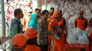 Presiden Joko Widodo bersama Ibu Negara Iriana saat blusukan ke Kedoya dan Petamburan, Jakarta, Senin (1/9/2015). Presiden dan ibu negara membagikan sembako berupa 1 liter minyak goreng dan 5 kg beras kepada ratusan warga. (Liputan6.com/Faizal Fanani)