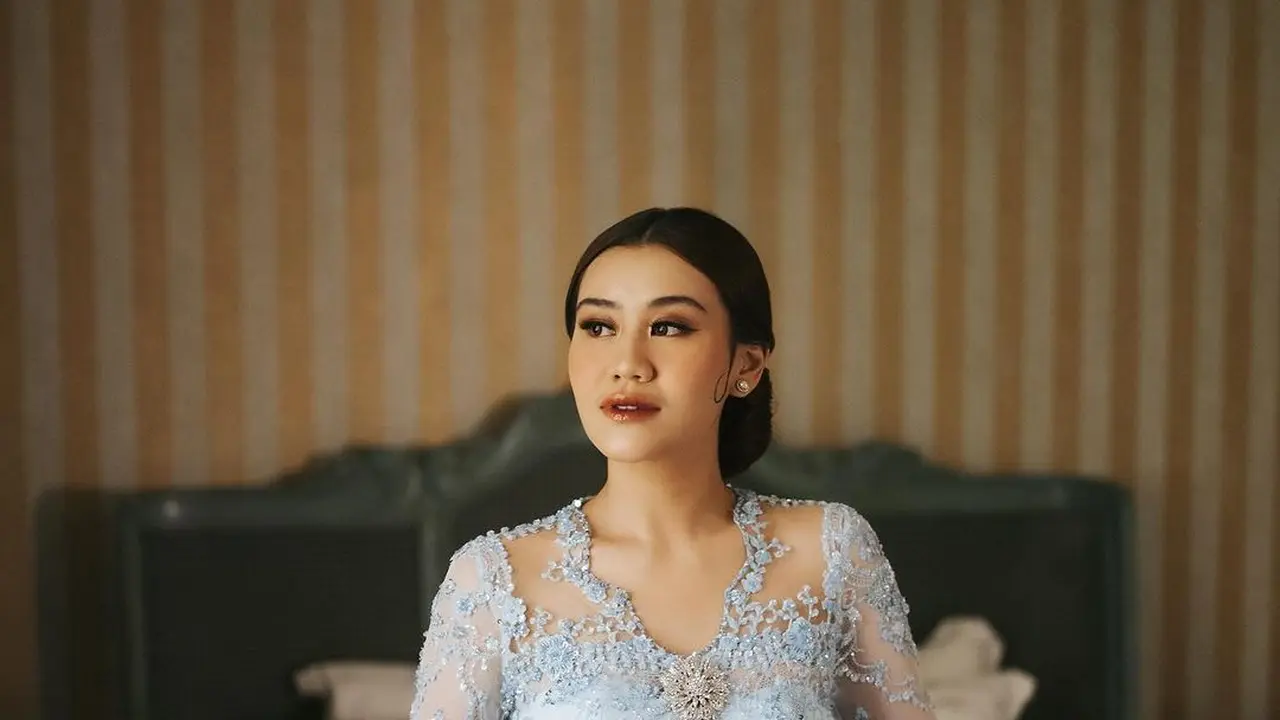 Adu Gaya Model Kebaya Lamaran Artis, Mulai dari Enzy Storia, Ayu Ting-Ting, hingga Aaliyah Massaid