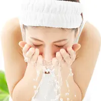 Ilustrasi mencuci wajah/copyright shutterstock