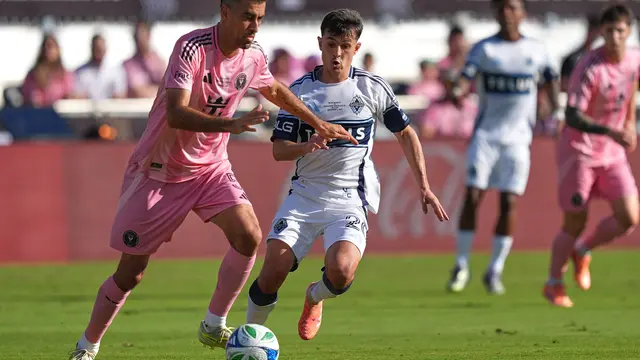 Aksi Sergio Busquets (kiri) di laga Inter Miami vs Vancouver Whitecaps di final MLS di Chase Stadium, Fort Lauderdale, Miami, Minggu (07/12/2025) dini hari WIB. (AP Photo/Rebecca Blackwell).