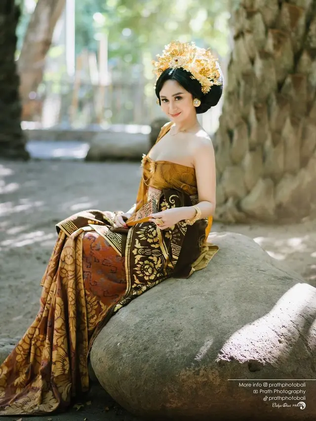 Bikin Pangling, Ini 6 Potret Denise Chariesta Pakai Baju Adat Bali
