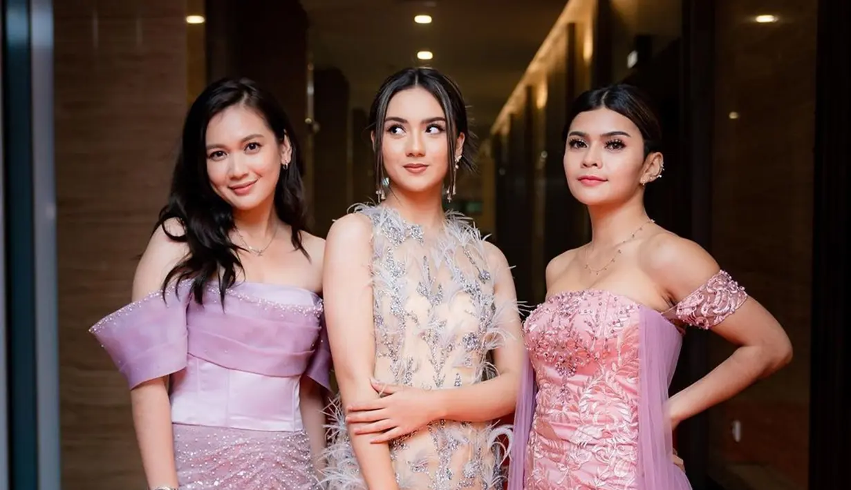 Momen pemain Anak Jalanan: A New Beginning hadiri acara ulang tahun salah satu stasiun televisi swasta pada Oktober 2022 lalu. Tak hanya kompak saat syuting, Ersya Aurelia, Dea Annisa dan Catherine Elshad juga kompak saat di balik layar. Ketiganya tampil kompak dalam balutan gaun simpel tapi tetap membuat penampilan mereka elegan. (Liputan6.com/IG/@deaaannisa)