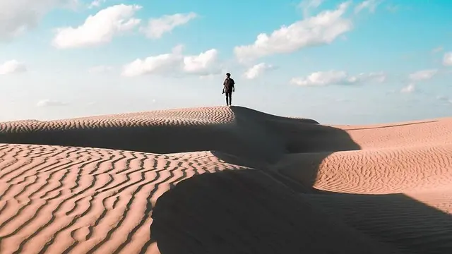 Traveler saat berada di Pantai Oetune di NTT, disebut mirip Gurun Pasir di Mesir.