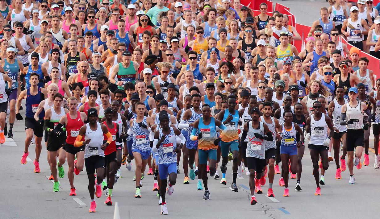 Pelari Kenya, Kelvin Kiptum dan sejumlah peserta memulai Chicago Marathon 2023 di Chicago, Illinois, Amerika Serikat, 8 Oktober 2023. (AFP/Kamil Krzaczynski)