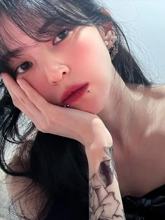Han So Hee memperlihatkan tindik barunya tepat di bawah bibir, dengan pulasan lipstik merah yang merona. [Foto: Instagram/xeesoxee]