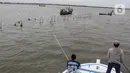 Selanjutnya, perahu melaju untuk menarik bambu itu hingga copot. (Magang/Liputan6.com/Muhammad Rizal)