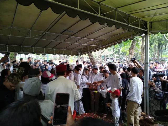 Momen haru Bimbim Slank saat melepas Bunda Iffet ke peristirahatan terakhir