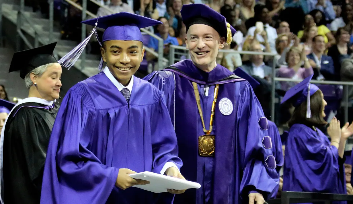 Carson Huey-You (14) menerima gelar sarjana fisika dari Universitas Kristen Texas, 13 Mei 2017. Kini cita-cita Huey-You adalah menjadi ahli fisika quantum dan melanjutkan pendidikan hingga bergelar doktor. (Louis DeLuca/The Dallas Morning News via AP)