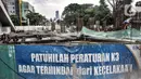 Aktivitas pekerja menyelesaikan proyek revitalisasi Taman Ismail Marzuki (TIM) Tahap I, Jakarta, Rabu (6/1/2021). Progres revitalisasi TIM Tahap I yang meliputi gedung perpustakaan, wisma seni, parkir taman, dan Masjid Amir Hamzah itu telah mencapai 55 persen. (merdeka.cim/Iqbal S.Nugroho)