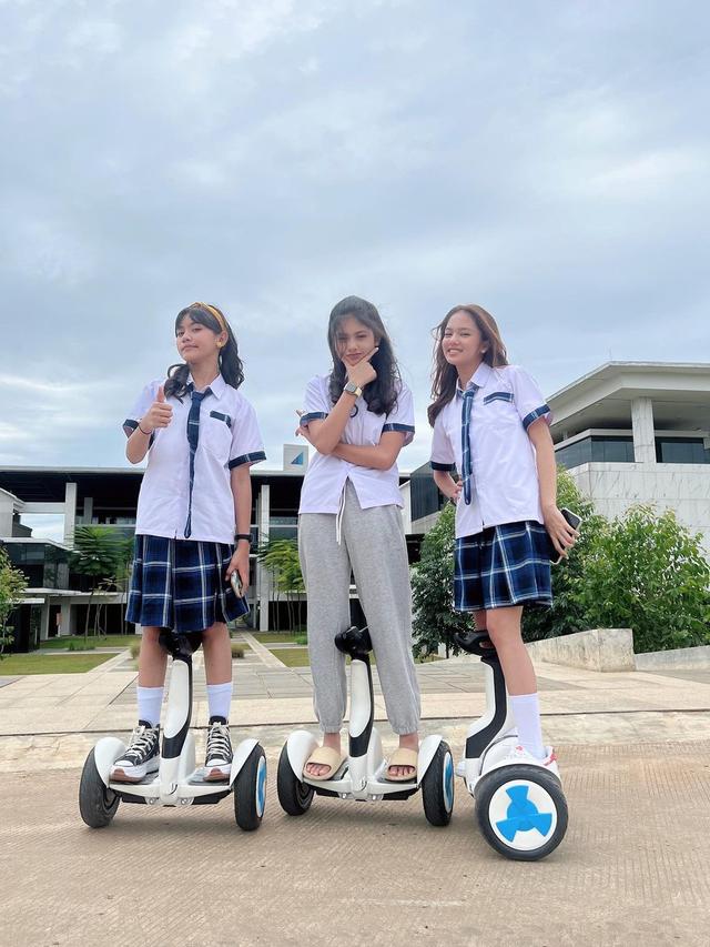 Sinetronnya Viral, Ini 6 Potret Kompak Pemain Magic 5 di Lokasi Syuting