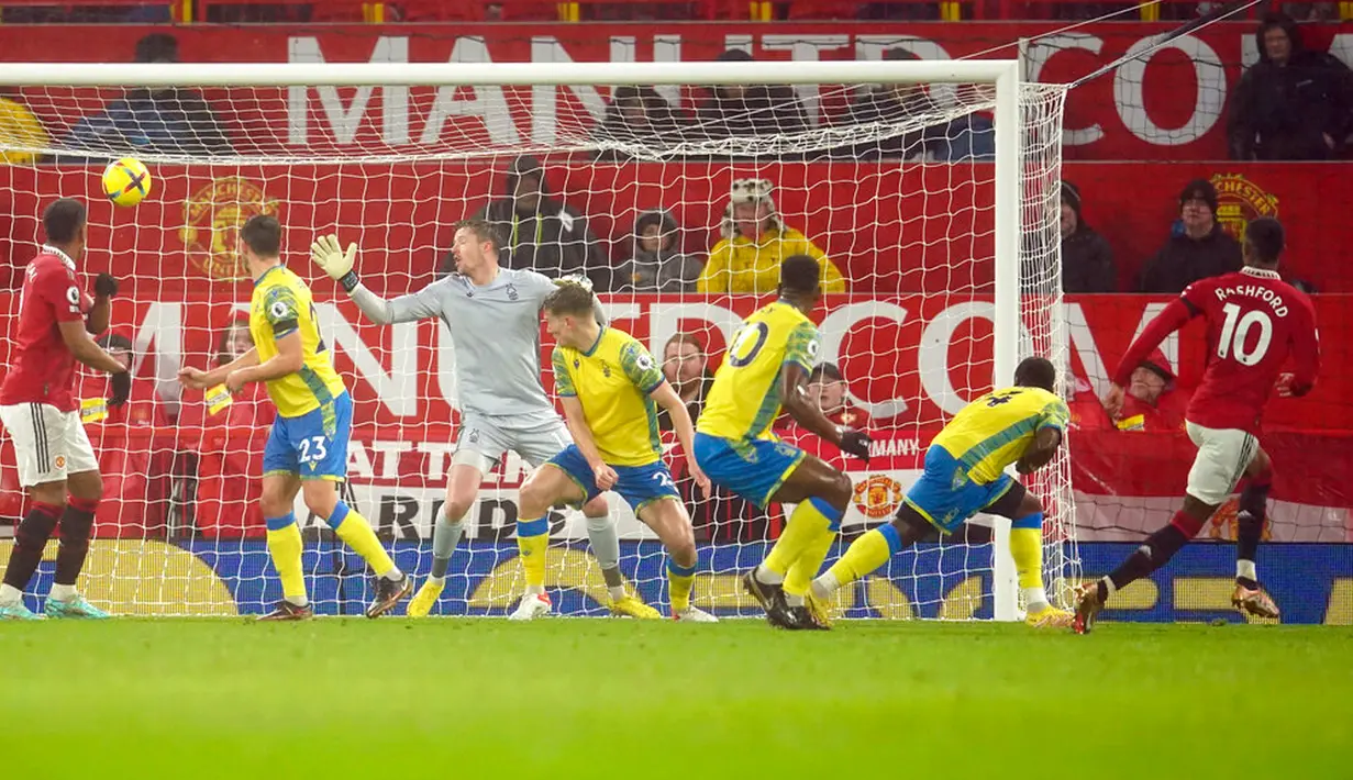 Pemain Manchester United Marcus Rashford (kanan) mencetak gol ke gawang Nottingham Forest pada pertandingan sepak bola Liga Inggris di Old Trafford, Manchester, Inggris, 27 Desember 2022. Manchester United mengalahkan Nottingham Forest dengan skor 3-0. (AP Photo/Dave Thompson)