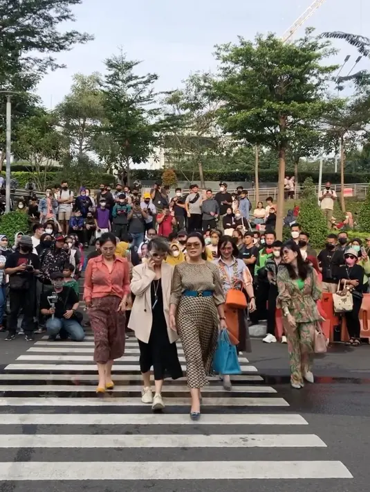 Tak mau ketinggalan dengan yang muda, Mayangsari juga ikut melenggang di arena Citayem Fashion Week. Tentunya istri Bambang Trihatmodjo ditemani oleh rekan-rekan sosialitanya. (Foto: Instagram/@mayangsari_official)
