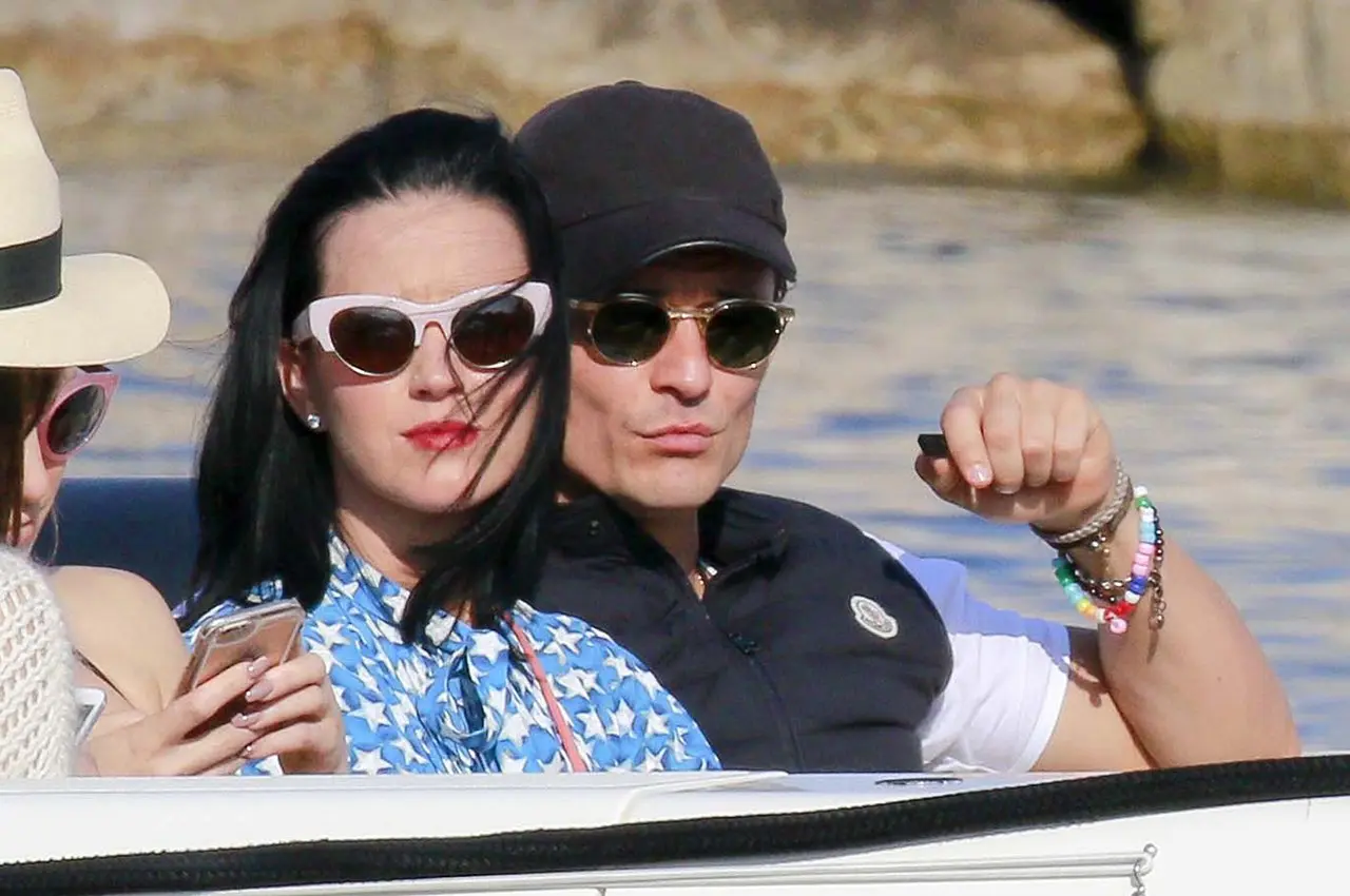 Unggahan di Instagram Katy Perry membuktikan kalau dirinya masih bersama sang kekasih, Orlando Bloom.