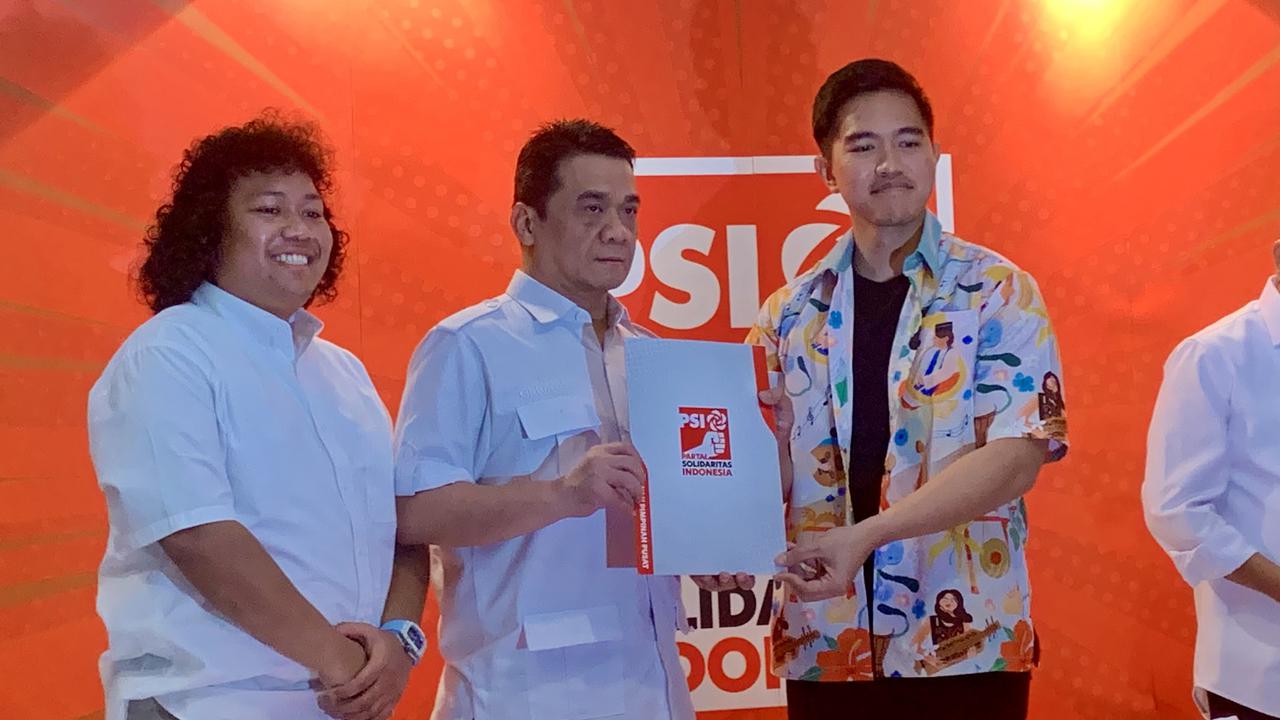 Ketua Umum PSI Kaesang Pangarep memberikan surat dukungan kepada Riza Patria dan Marshel Widianto sebagai calon wali kota dan wakil wali kota di Pilkada Tangsel. (Liputan6.com/Delvira Hutabarat)