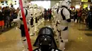Para tokoh Star Wars Darth Vader dan Stormtroopers berpose di Bandara Changi, Singapura, Kamis (12/11/2015). Acara ini bertepatan dengan tur media Star Wars bertema All Nippon Airways ANA R2D2 Boeing 787. (REUTERS/Edgar Su) 