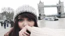 Nah, kalau yang satu ini Rina terlihat sedang berada di Tower Bridge, yang terletak tidak jauh dari London Tower. Jembatan ini terbentang di atas sungai Thames.  (Instagram/rinanose16)