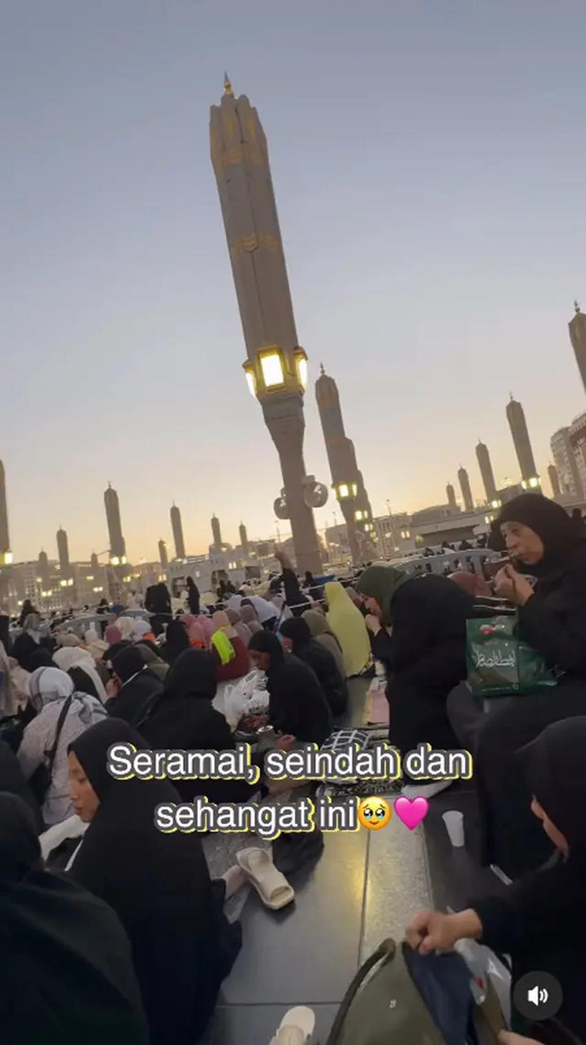 6 Potret Melanie Putria Buka Puasa di Masjid Nabawi, Suasana Syahdu Bikin Rindu