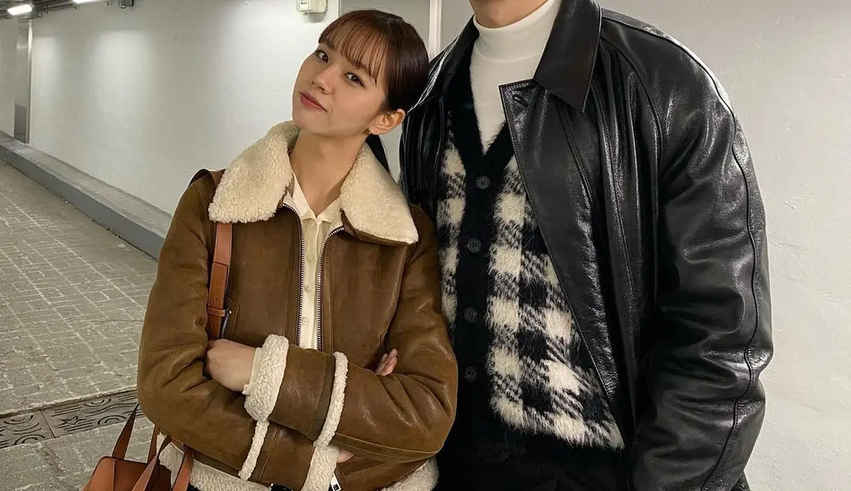 Hyeri dan Go Kyung Pyo sama-sama merupakan cast dari serial drama Reply 1988. Hyeri berpose mengenakan kemeja yang ditumpuknya dengan jaket kulit berkerah wool. Sedangkan Go Kyung Pyo menjulang tinggi di sebelah Hyeri mengenakan turtleneck putih, sweater, dan jaket kulit hitam. [Foto: Instagram/hyeri_0609]